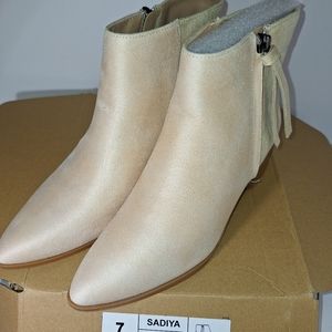 NWOT Journee collection off white size 7 bootie